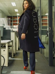 catherine zeta-jones abrigo udoit colección 2023