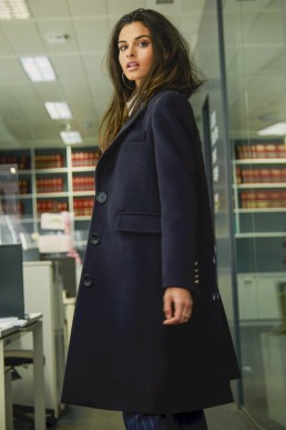 catherine zeta-jones abrigo udoit colección 2023