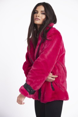 hally berry abrigo udoit colección 2023